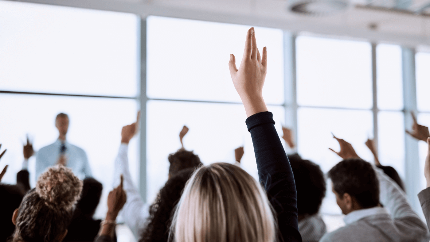 pytania, questions, raised hands