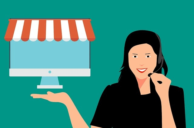 kobieta wskazująca na laptopa