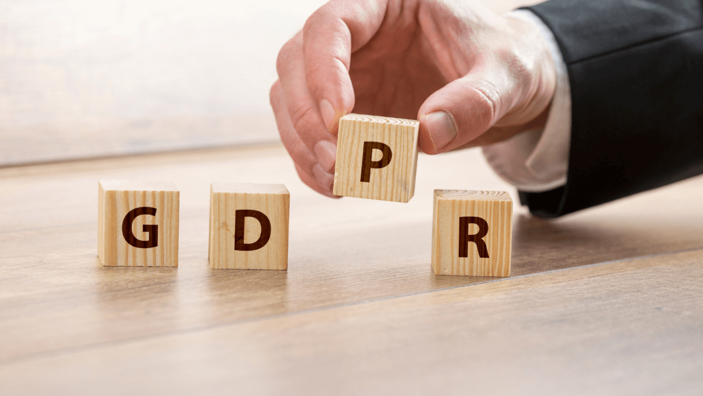 drewniane klocki z literami g,d,p,r