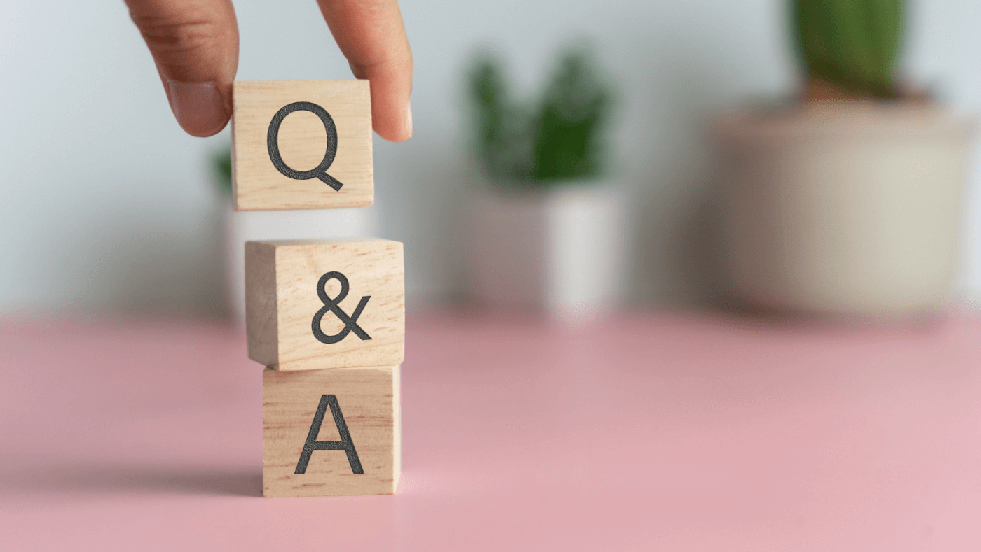 drewniane klocki z symbolami q, &, a