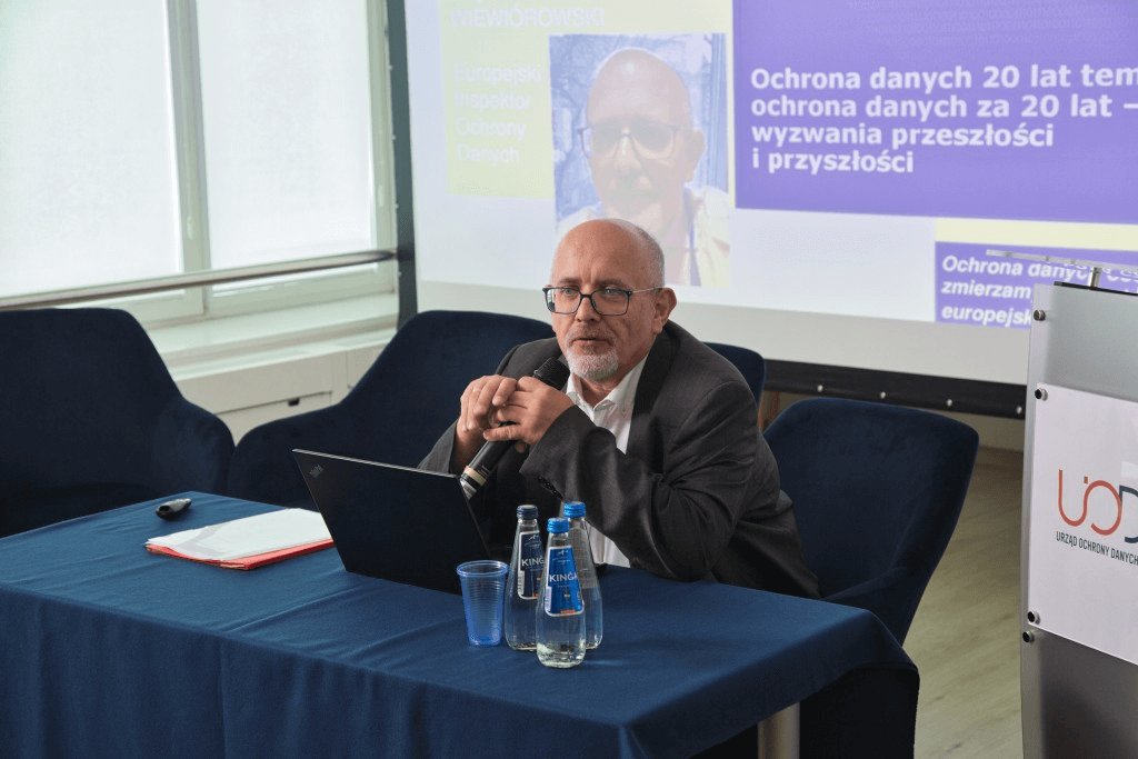 Wojciech Wiewi&oacute;rowski, wykład &bdquo;Ochrona danych 20 lat temu, ochrona danych za 20 lat &ndash; wyzwania przeszłości i przyszłości&rdquo;.